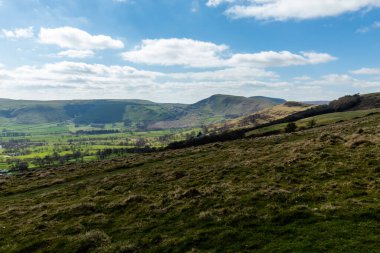 Peak District England, Losehill Pike 'dan Hope Valey kasabasına dönüş.