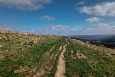 Peak District England, Losehill Pike 'dan Hope Valey kasabasına dönüş.
