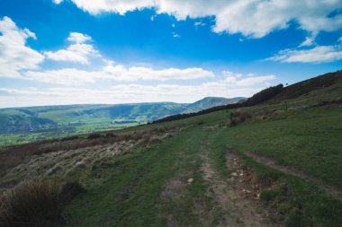 Peak District England, Losehill Pike 'dan Hope Valey kasabasına dönüş.