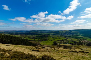 Peak District England, Losehill Pike 'dan Hope Valey kasabasına dönüş.