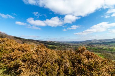 Peak District England, Losehill Pike 'dan Hope Valey kasabasına dönüş.