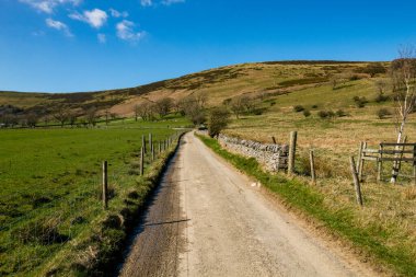 Peak District England, Losehill Pike 'dan Hope Valey kasabasına dönüş.