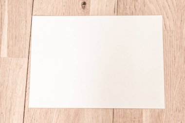 Döşeme üzerinde paneller olan A4 kağıt kartı, kopyalanmış boşluk