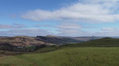 İngiltere, Ulusal Park Tepesi Bölgesi 'nde Mam Tor' da yürüyüş gezisi