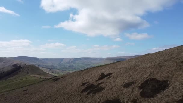 Excursión de senderismo en Mam Tor en National Park Peak District, Inglaterra — Vídeo de stock