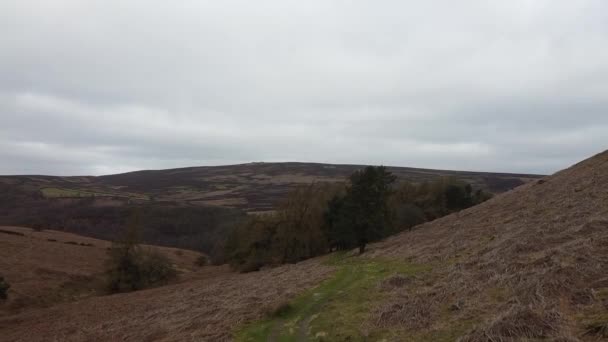 Paseo matutino por las montañas en Brandford Edge en el Peak District — Vídeos de Stock