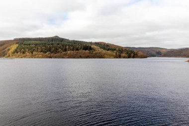 İngiltere 'nin Peak bölgesindeki Derwent Valley Su İdaresi' nde yürüyorum.