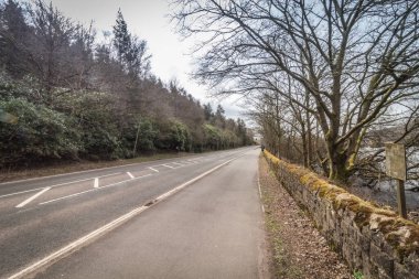 İngiltere 'nin Peak bölgesindeki Derwent Valley Su İdaresi' nde yürüyorum.