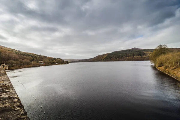 İngiltere 'nin Peak bölgesindeki Derwent Valley Su İdaresi' nde yürüyorum.