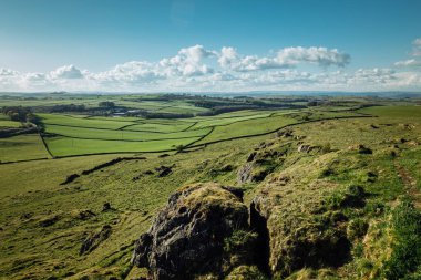 Carlington Gölü ve yel değirmenleri manzaralı Harborough Kayalıkları 'nı ziyaret ediyorum.