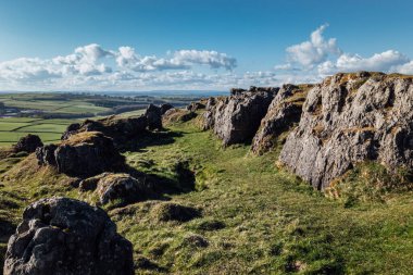 Carlington Gölü ve yel değirmenleri manzaralı Harborough Kayalıkları 'nı ziyaret ediyorum.