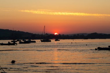 Güneşi Exmouth şehrinde, İngiltere 'de deniz kenarında batır.