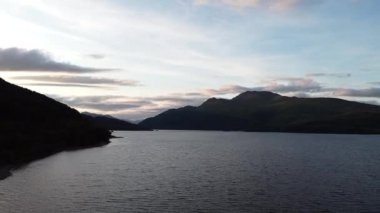 İskoçya 'daki Loch Lomond Gölü, gün batımından sonra, Dron' dan.