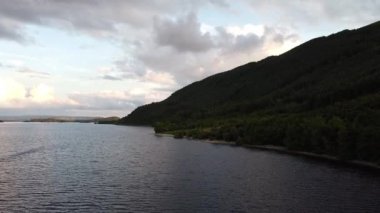İskoçya 'daki Loch Lomond Gölü, gün batımından sonra, Dron' dan.