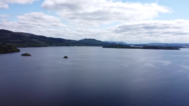 Loch Lomond Lake ve Skotsku za slunečného dne, od dronu — Stock video