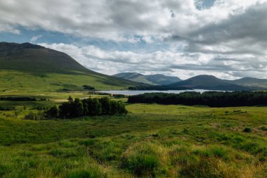 İskoçya Glencoe Vadisi Bakış Açısı 'na gidiyor