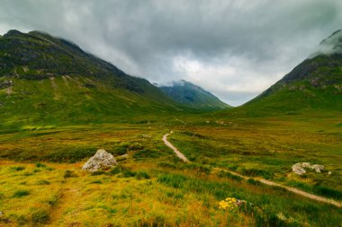 İskoçya Glencoe Vadisi Bakış Açısı 'na gidiyor