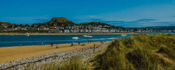 夏にウェールズのConwy Morfa Beach 天気の良い日 — ストック写真