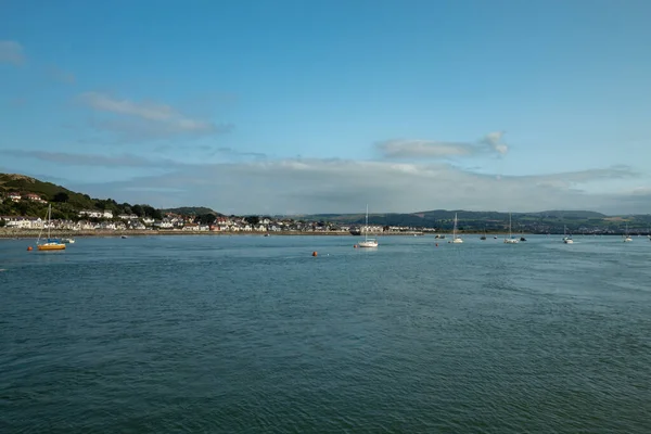 Conwy Morfa Beach Wales Ben Nyáron Szép Időben — Stock Fotó