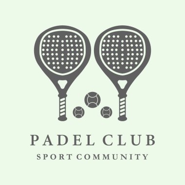 Padel raketleri, toplar ve Padel Kulübü mesajı. Bir raket tenis kulübü, spor ekipmanları reklamı veya sosyal medya paylaşımı için ideal