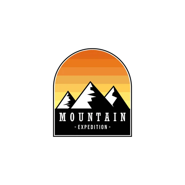 Винтажный Герб Логотипом Mountain Adventure Wild Logo — стоковый вектор