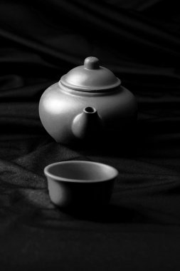 Kil çaydanlık siyah bir zemin üzerine