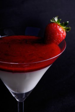 İki renk çilekli tatlı