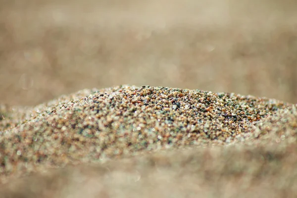 Sabbia marinata multicolore sulla spiaggia primo piano — Foto Stock