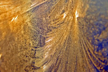 Gün batımında penceresinde ince buz buz gibi buz gibi süslü tasarlamak