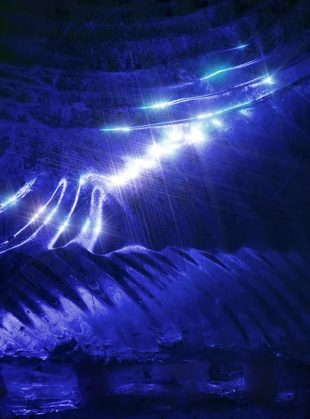 Figura de hielo de cerca, la superficie está iluminada desde el interior con luz azul —  Fotos de Stock