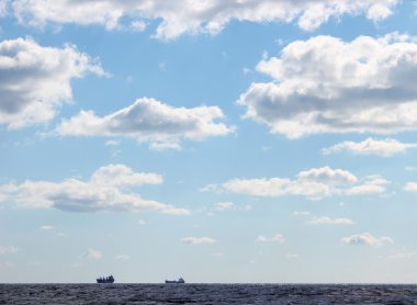 deniz manzarası siluetleri, ufukta iki gemiden