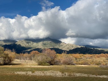 Navacerrada 'nın Sierra bölgesindeki Madrid dağlarının sonbahar manzarası