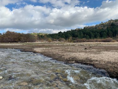 Navacerrada 'nın Sierra' sında bir kış günü Madrid dağlarındaki su akıntısı