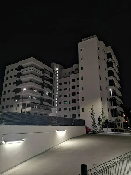 Edificio Condominio Noche Oscura Con Luces —  Fotos de Stock