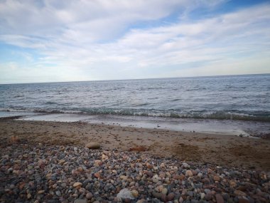 Akdeniz kıyısında akşam, çakıl taşlı kumsal