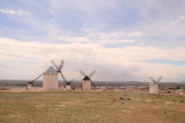 Kastilya İspanya 'da geleneksel yel değirmenleri Kişot