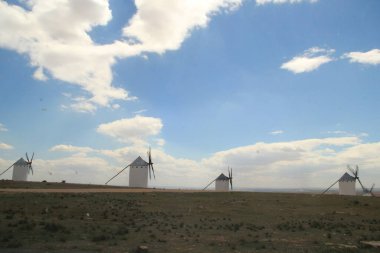 Kastilya İspanya 'da geleneksel yel değirmenleri Kişot