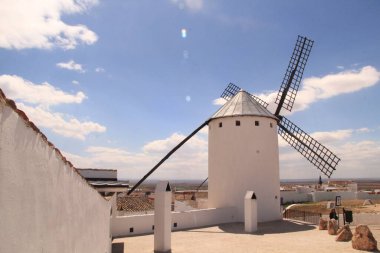 Kastilya İspanya 'da geleneksel yel değirmenleri Kişot