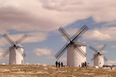 Kastilya İspanya 'da geleneksel yel değirmenleri Kişot
