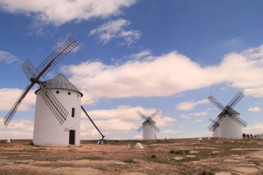 Kastilya İspanya 'da geleneksel yel değirmenleri Kişot