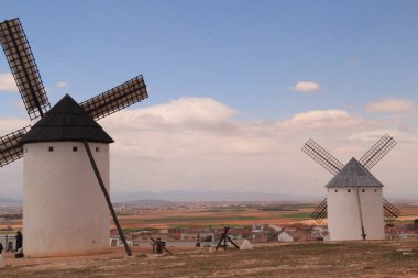 Kastilya İspanya 'da geleneksel yel değirmenleri Kişot