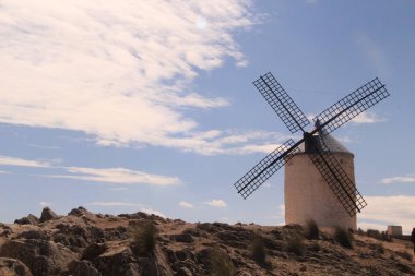 Kastilya İspanya 'da geleneksel yel değirmenleri Kişot