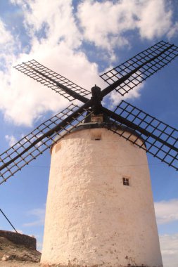 Kastilya İspanya 'da geleneksel yel değirmenleri Kişot