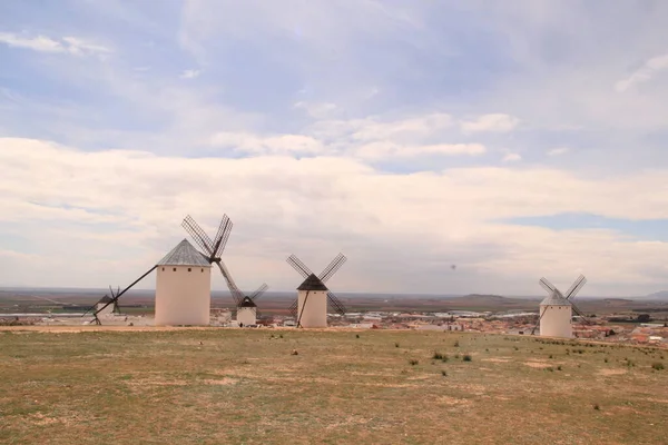 西班牙卡斯蒂利亚的传统风车 — 图库照片