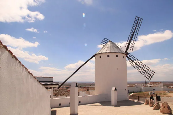 Kastilya İspanya 'da geleneksel yel değirmenleri Kişot