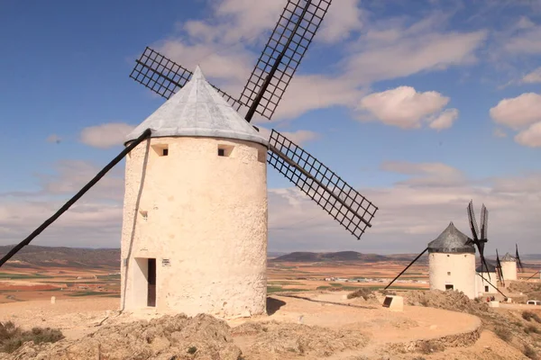 Kastilya İspanya 'da geleneksel yel değirmenleri Kişot