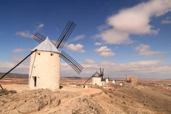 Kastilya İspanya 'da geleneksel yel değirmenleri Kişot