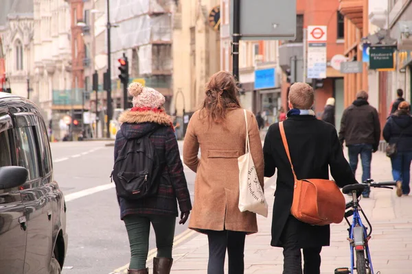 Skupina Žen Kráčejících Městě — Stock fotografie