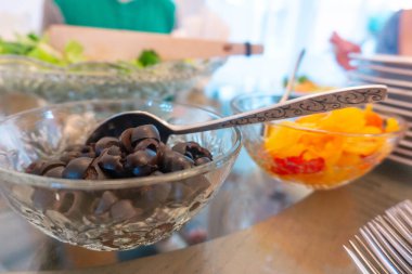 Marul, zeytin, peynir ve biberli sağlıklı salata barı.