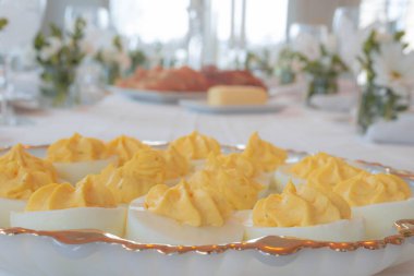 Arka planda Büyük Tatil Yemeği olan Masadaki Yumurtalar